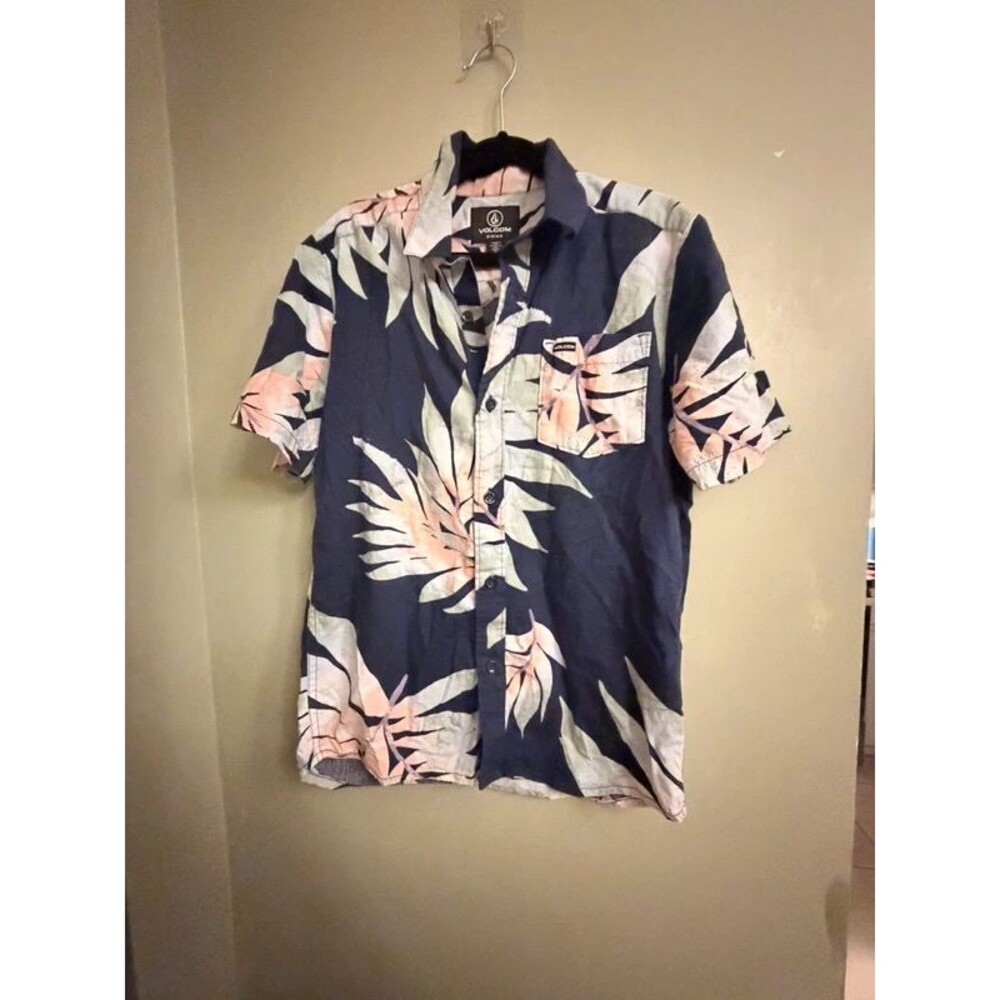 Boy’s Medium Volcom Lightweight Airy Tropical Short Sleeve Shirt
